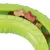Giocattolo verde con snack a forma di osso in diversi colori, tra cui rosso, marrone e beige.