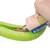 Tubo gioco verde riempito con alimento pastoso da un tubetto. Il tubetto mostra il simbolo senza glutine e peso di 110g.