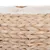Nahaufnahme eines geflochtenen Korbmaterials aus hellem Naturholz.