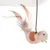 Jouet suspendu pour chat en forme d’oiseau, corps en tissu beige, plumes marron et grises à l’arrière, attache par corde noire visible.