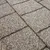 Close-up van grijze, gestructureerde vloertegels met kiezeloppervlak en voegen.