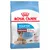 Royal Canin Starter Mother & Babydog Medium koiranruokapakkaus, aikuispaino 11–25 kg, näkyvissä koira ja pentuja sekä tuotetietoja englanniksi.