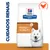 Hill's Prescription Diet Kidney + Mobility, embalagem com cão branco, texto visível: CUIDADOS RENAIS, símbolo de frango laranja no canto superior direito. Hill's Prescription Diet Kidney + Mobility, embalagem com cão branco, texto visível: CUIDADOS RENAIS, símbolo de frango laranja no canto superior direito.