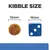 Kibble Size felirat, balra 10 mm-es táp szemcse, jobbra 16 mm-es kék dobókocka méret-összehasonlításként. Mindkét méret számmal jelölve.
