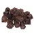Morceaux de friandises brunes en forme de cubes, sans emballage visible, présentés en tas sur fond blanc.