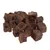 Morceaux de friandises brunes en forme de cubes, sans emballage ni marque visible, présentés en tas sur fond blanc.