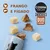 Cosma Snackies Duo Flavours, frango e fígado. Cubos de snack liofilizado a sair de uma embalagem com silhueta de gato. Texto visível: COSMA PURE LOVE SNACKIES DUO FLAVOURS, FRANGO E FÍGADO.
