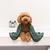 Brauner Hund in einer Badewanne mit grünem Handtuch von kooa, im Hintergrund Pflegeprodukte und ein Schwamm.