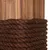 Detailansicht eines braunen Sisalseils, das um eine Holzsäule gewickelt ist.