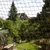 Schutznetz für Aussenbereiche, feinmaschig, transparent, mit Blick auf Gartenlandschaft im Hintergrund.