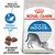 Royal Canin Home Life Indoor 27 torrfoder för katt. Text: Health Nutrition, minskar avföringens lukt, anpassad storlek på torrfodret. Bild på sträckande katt och foderbitar.