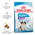 Pachet Royal Canin Puppy Giant 2–8 months, imagine cu cățel, croșete vizibile și texte: Sistem imunitar puternic, Creștere intensă, Conținut adaptat de energie, Crochete cu dimensiuni adaptate.