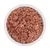 Primer plano de comida húmeda roja en un cuenco blanco, compuesta de trozos de carne e ingredientes triturados.