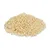 Haufen kleiner, cremefarbener Futterpellets. Produktbeschreibung für Tiernahrung.