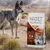 Sacco da 12 kg di Wolf of Wilderness Soft, visibile testo: Wide Acres with fresh chicken and sweet potato, for your strong dog, 100% grain-free recipe. Lupo in piedi accanto al sacco.