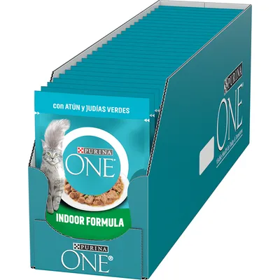 Caja expositora de sobres Purina ONE Indoor Formula para gatos, con texto visible: 'con atún y judías verdes'. Imagen de un gato y plato de comida en el envase. Caja expositora de sobres Purina ONE Indoor Formula para gatos, con texto visible: 'con atún y judías verdes'. Imagen de un gato y plato de comida en el envase.