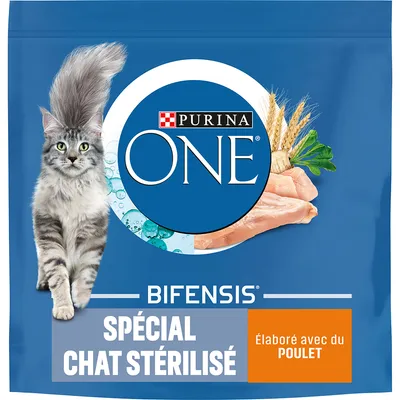 Purina ONE Bifensis kattmat, text: Spécial Chat Stérilisé, Élaboré avec du Poulet. Bild på grå katt, kycklingbitar, vete och persilja. Text på franska.
