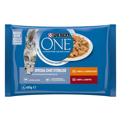 Purina ONE Spécial Chat Stérilisé, 4 x 85g. 2 plicuri cu pui și fasole verde, 2 plicuri cu vită și morcovi. Ambalaj albastru cu imagine de pisică și bol cu hrană umedă.