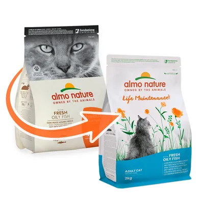 Mudança de embalagem de ração para gato adulto Almo Nature, com peixe azul fresco. Pacote antigo à esquerda, novo design Life Maintenance à direita, ambos com 2 kg visíveis.