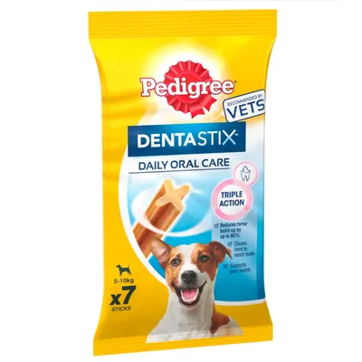 Pedigree DentaStix Daily Oral Care, Triple Action, 5–10 kg, x7 sticks. Tekst: Recommended by Vets. Synligt billede af tyggepind og hund.