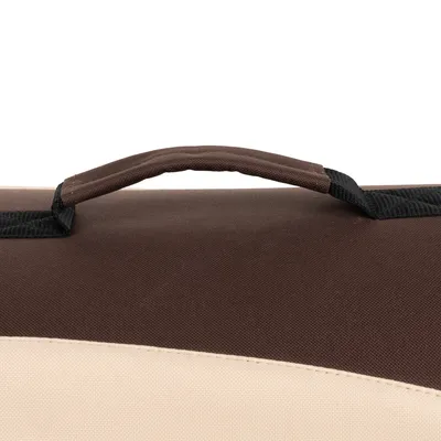 Poignée en tissu marron fixée sur le dessus d’un sac ou panier, couture visible, matière textile beige et marron.