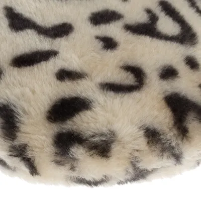 Close-up van een zachte, beige stof met zwart luipaardpatroon.