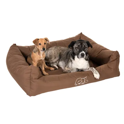 Brunt hundeseng med to hunde på, lille hund til venstre og større hund til højre. Logo med sovende hund synligt på forsiden af sengen.