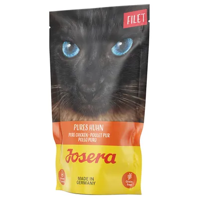 Sachet Josera Pures Huhn, filet, poulet pur, grain free, made in Germany. Texte en anglais, allemand, espagnol et français visible sur l’emballage avec photo de chat aux yeux bleus.