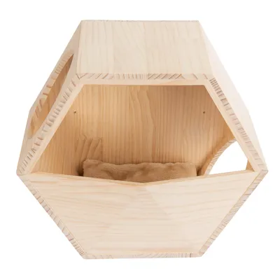 Cueva hexagonal de madera clara con cojín beige suave en el interior. Adecuada como refugio o lugar para dormir.