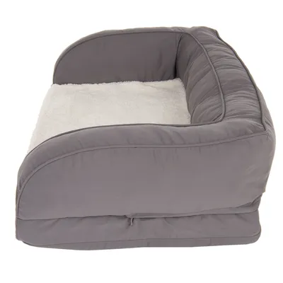 Grijs huisdierenbed met opstaande randen en wit pluche ligvlak, rechthoekig model. Materiaal: stof en pluche.