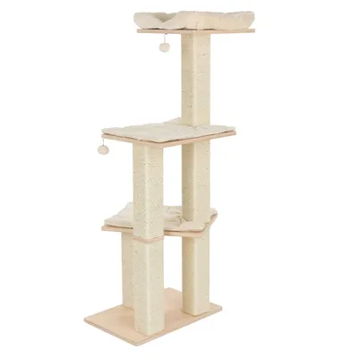 Árvore para gatos com três plataformas almofadadas em bege, postes revestidos a sisal e duas bolas penduradas. Base retangular em madeira clara visível.