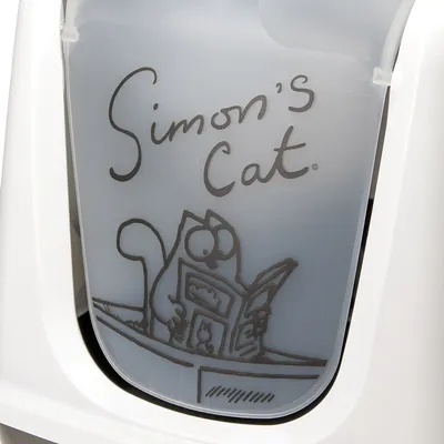 Ilustrație Simon’s Cat pe o suprafață transparentă, pisica citește un ziar. Numele mărcii și stilul de benzi desenate vizibile.