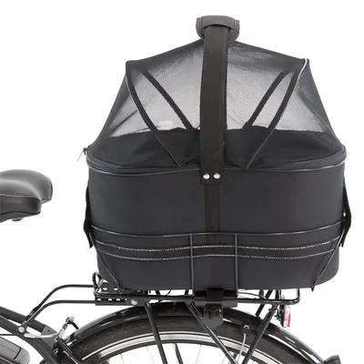 Cestino nero per animali con copertura in rete, fissato sul portapacchi posteriore di una bicicletta. Materiale visibile: tessuto e rete.