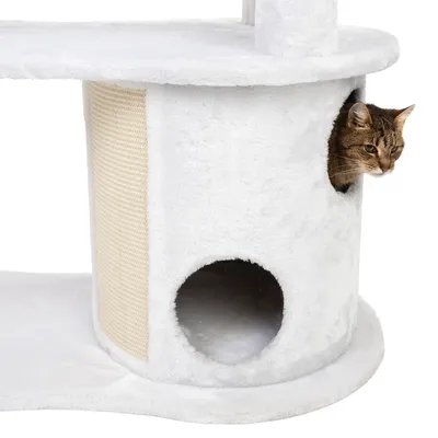 Kratzbaum mit weißem Plüschbezug, Höhle mit zwei Öffnungen und Sisal-Kratzfläche. Katze schaut aus einer der Öffnungen heraus.
