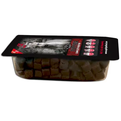 Alpha Spirit Puppies hrană completă umedă pentru căței. Ambalaj cu cuburi și simboluri pentru fără cereale, fără gluten, fără făină de carne, fără aditivi artificiali.
