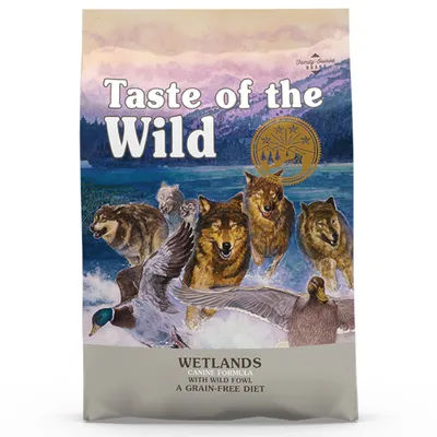Taste of the Wild Wetlands Canine Formula with Wild Fowl A Grain-Free Diet, confezione con illustrazione di lupi e anatre. Testo in inglese visibile sul fronte.