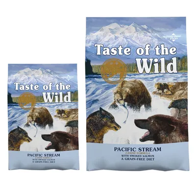 Balení Taste of the Wild Pacific Stream, viditelný text: CANINE FORMULA WITH SMOKED SALMON A GRAIN-FREE DIET. Ilustrace vlků a medvěda u řeky.