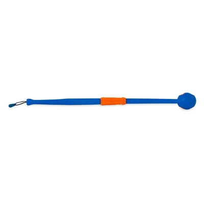Modrý a oranžový vrhač míčků z plastu s ergonomickou rukojetí a poutkem na konci.