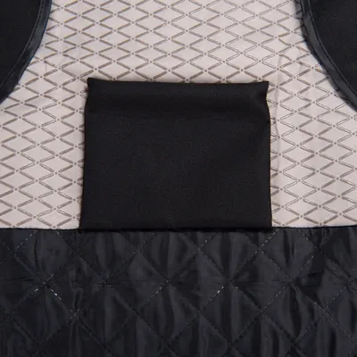 Detailaufnahme eines gesteppten und gemusterten Stoffmaterials in Schwarz und Beige, geeignet für Tierzubehör oder Schutzbezüge.