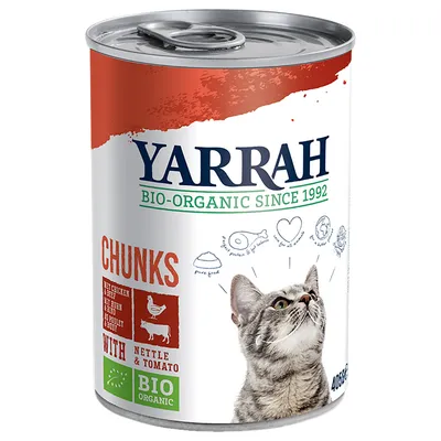 Yarrah BIO-ORGANIC SINCE 1992 Chunks with nettle & tomato, kanaa ja nautaa. BIO ORGANIC -merkki. Kuvassa harmaa kissa. Purkin koko 405 g.