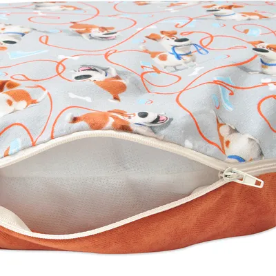 Housse de coussin pour animal avec fermeture éclair ouverte, motif chiens dessinés sur fond gris, tissu extérieur en textile et intérieur blanc visible.