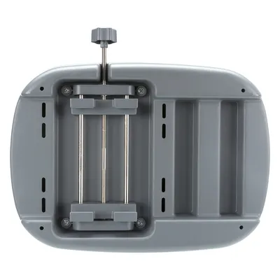 Base en plastique gris avec fixation métallique réglable, vue du dessous. Deux tiges métalliques et une molette de serrage visibles au centre.