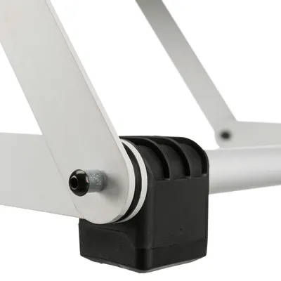 Detailaufnahme eines Gelenks aus Metall und Kunststoff, Teil eines Produkts mit stabiler Konstruktion.