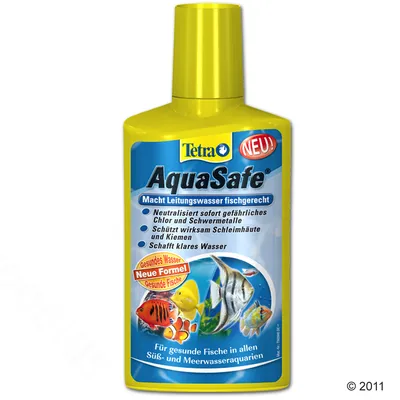 Flacon Tetra AquaSafe, texte visible en allemand, mentionne neutralisation du chlore et des métaux lourds, protection des muqueuses et branchies, nouvelle formule, images de poissons colorés.