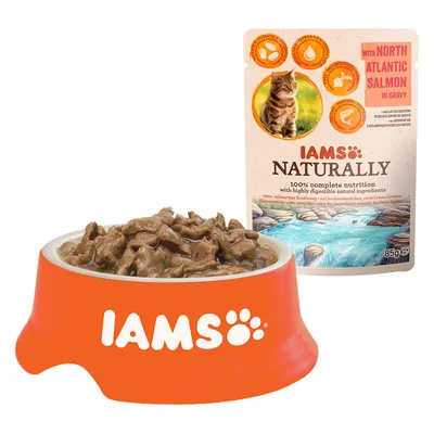 Barquette IAMS Naturally pour chat, saumon de l’Atlantique Nord en sauce, 85 g. Gamelle orange IAMS remplie de morceaux en sauce devant l’emballage.