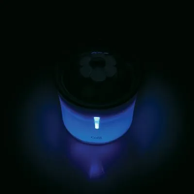 Osvětlená nádoba s nápisem Catit, modré světlo viditelné na přední straně. Horní část má květinový vzor.