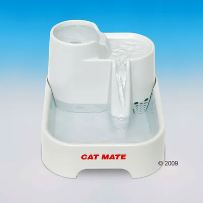 White water fountain with flowing water and filter, labelled CAT MATE at the front. Shows multi-level drinking area and water movement.