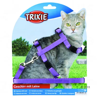 Harnais violet avec laisse pour chat, marque Trixie, taille unique. Texte visible : Geschirr mit Leine, Harness with Lead, Harnais avec laisse. Emballage avec photo de chat.