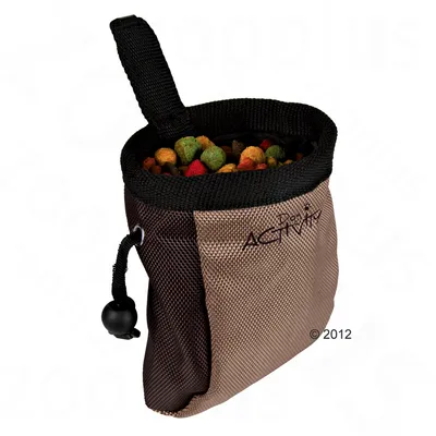 Borsetta in tessuto marrone con chiusura a coulisse, contenente crocchette colorate. Testo visibile: 'Dog Activity'.