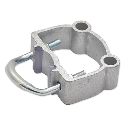 Metallinen kiinnityskappale, jossa kaksi ruuvia ja D-lenkki. Materiaalit: metalli ja muovi. Tuote kuvattu läheltä, yksityiskohdat selvästi näkyvissä.